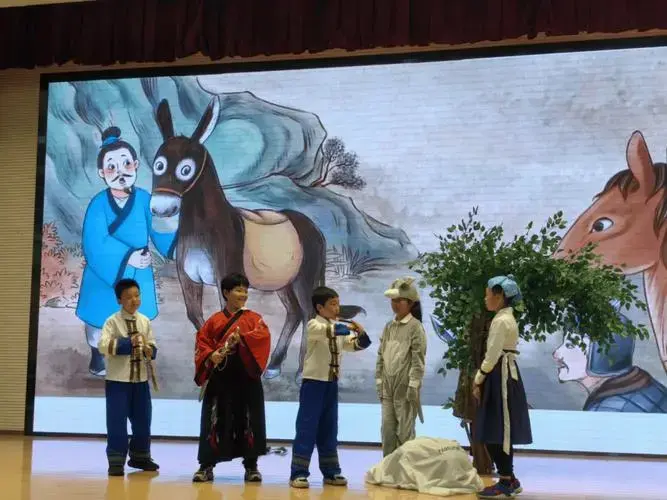 三3班的小演员们为我们带来了经典寓言故事《东郭先生与狼》,我们跟随