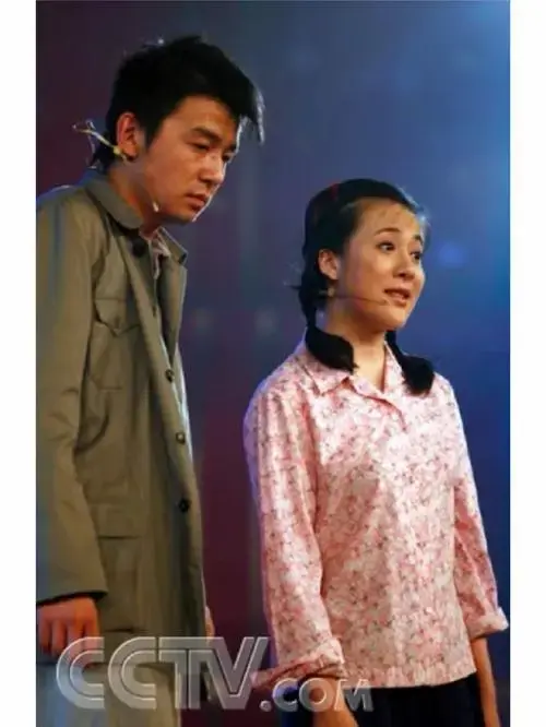 雷佳音作为上海戏剧学院的优秀毕业生代表主演了话剧《多雨的夏天》