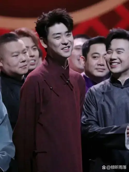 昨天是德云社大封箱演出,一共来了200多位演员,舞台都站不下了,张云雷