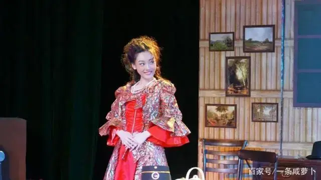 周梦圆期末经典话剧表演《钦差大臣》挑战北影最年轻贵妇