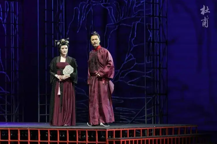 北京人艺《杜甫》首次离京演出,沪上舞台响起