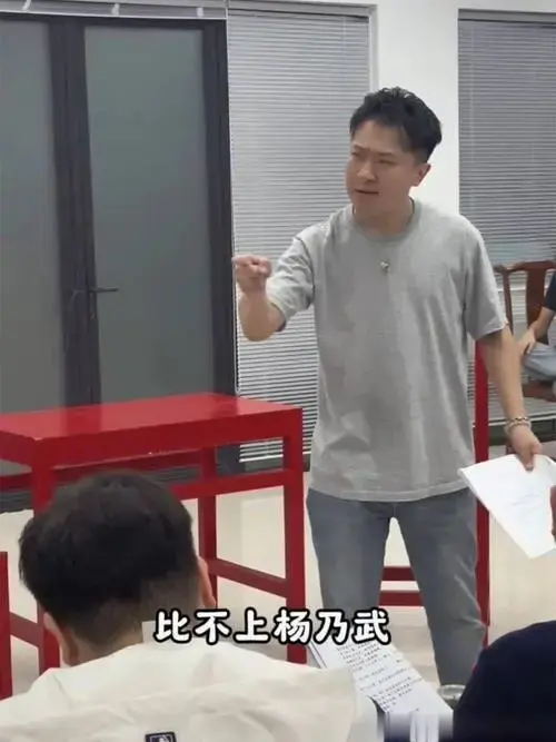 郭德纲带相声演员排练京剧,现场花絮被晒,怪不得德云社这么火