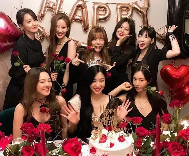 少女时代全员合体齐齐亮相手拿玫瑰和粉丝们问好
