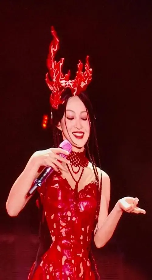 张韶涵为粉丝们带来的神仙舞台,让人觉得非常的爱呀!