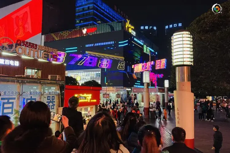 游客去解放碑,本地人都来观音桥,重庆的商圈,谁才是你的最爱?
