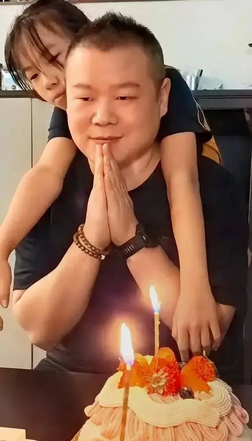 德云社师徒齐聚,12岁女儿神复制父亲五官引爆热搜