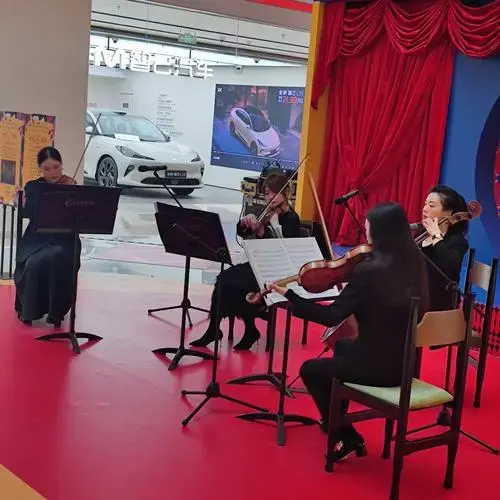 爱乐乐团的快闪,现场演奏了不少曲目,中西名曲都有,机会难得,驻足好好