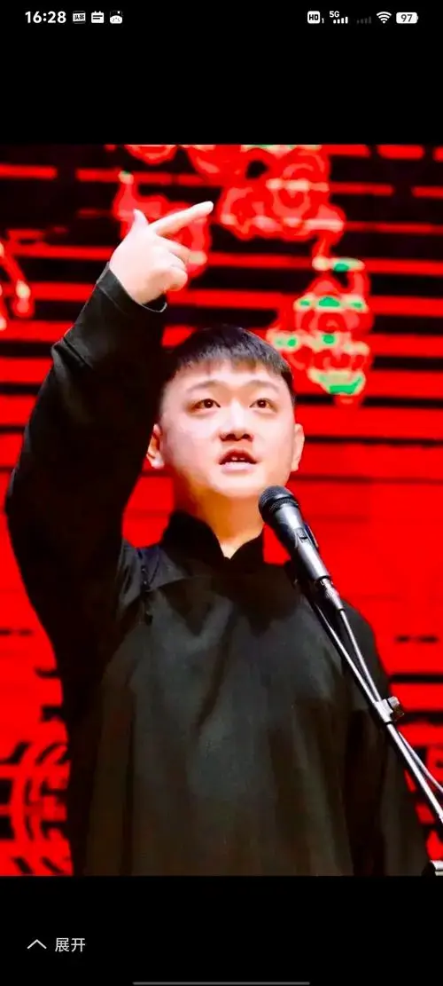 最近德云社又起风波了,才刚任命烧饼担任副总,曹鹤阳被任命为德云演出