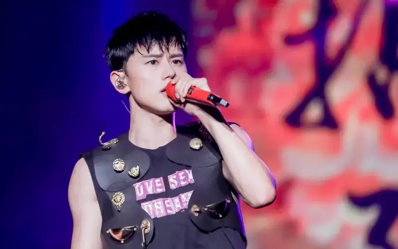 张杰在这次深圳演唱会上又将为我们准备怎样的惊喜呢,我们一起期待吧!