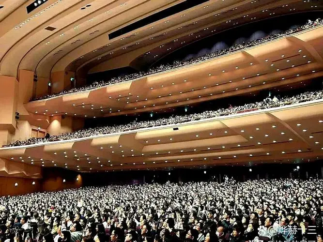 郭德纲宣布德云社2025年日本横滨站巡演成功,现场照片座无虚席,演出后