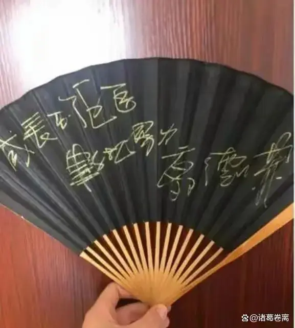 天津德云社两周年庆典第六天,郭德纲为何向徒弟朱鹤松鞠躬道歉?