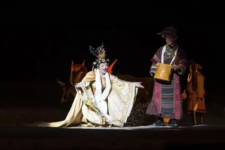 4月10日,演员在大型实景剧《文成公主》中演绎文成公主在高原土迪上