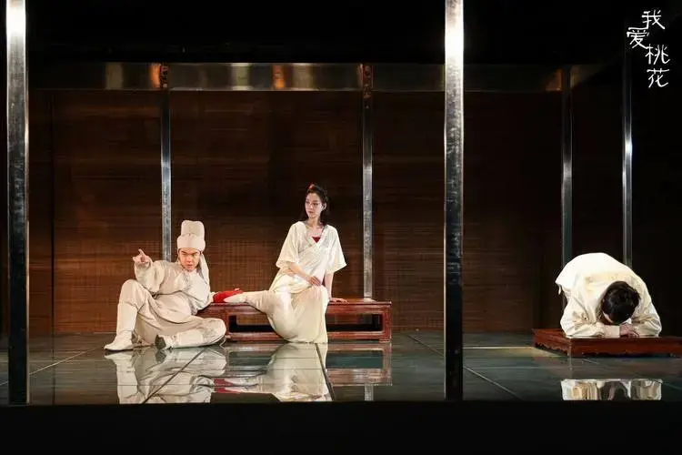 北京人艺经典《我爱桃花》再度上演,年轻演员对角色有新理解