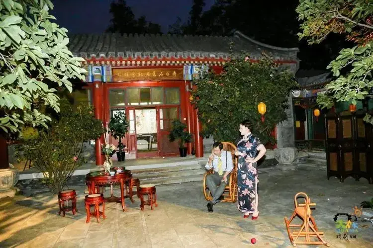 四合院里的实景话剧《邻居们》,雷琴独奏,老北京叫卖则还原了南锣鼓巷