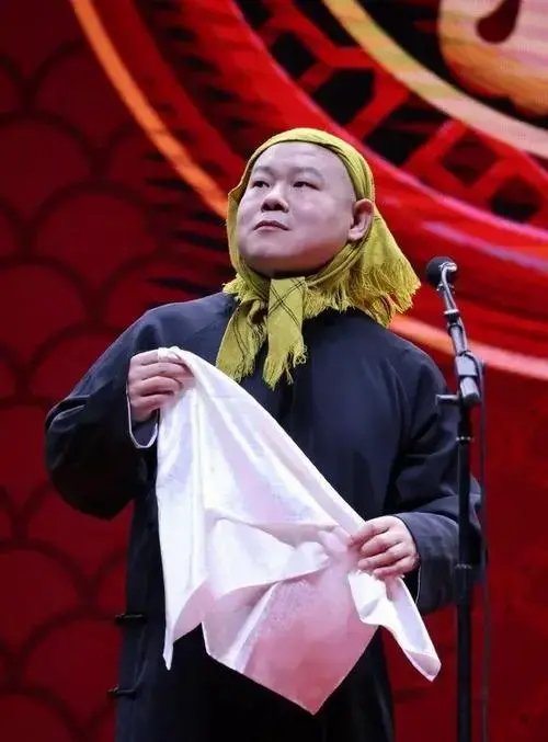 德云社岳云鹏郑州跨年,万人体育馆座无虚席,现场带观众大合唱
