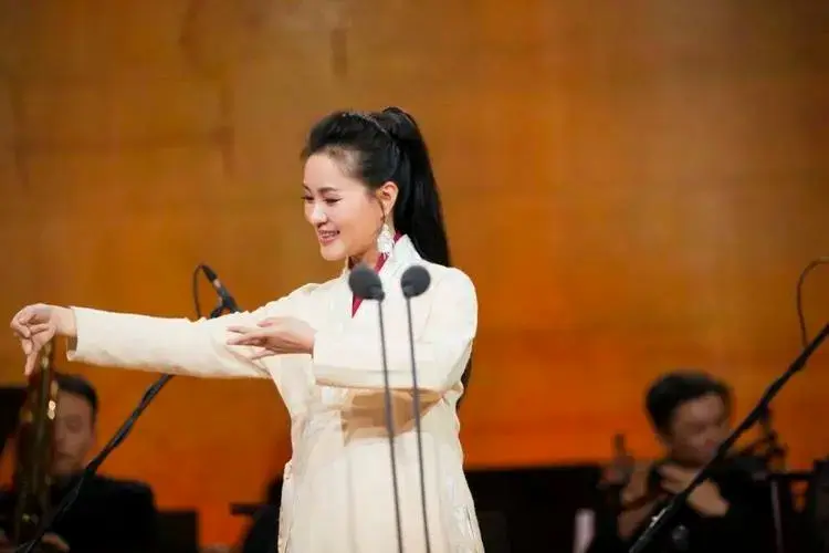雷佳本场音乐会由著名指挥家,中国音乐学院院长李心草担任艺术总监