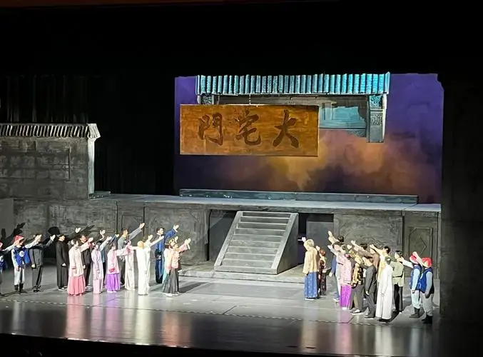 话剧《大宅门》十周年纪念版,在西安拉开帷幕.