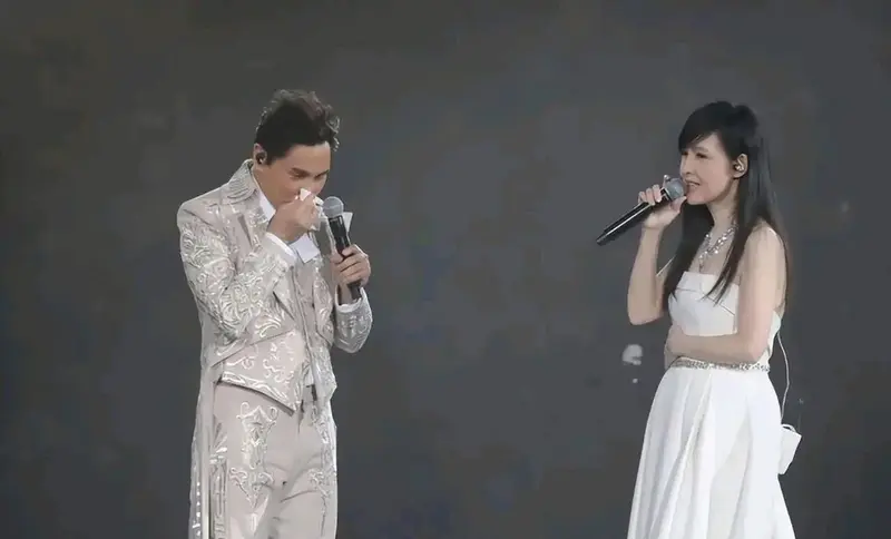 55岁周慧敏助阵好友演唱会,穿白裙仍似少女!