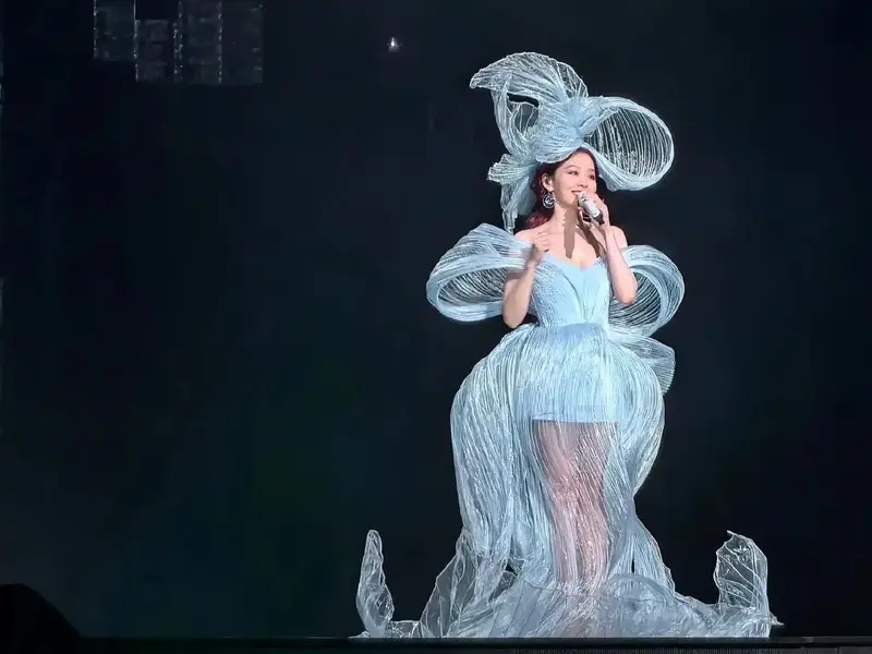 张靓颖2024年济南演唱会.换了七八身衣服,30多首歌,三个 - 抖音