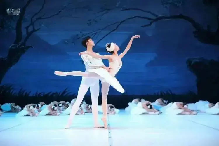 广州大剧院少儿芭蕾舞团四周年舞剧《天鹅湖》上演,千余席位售罄一空