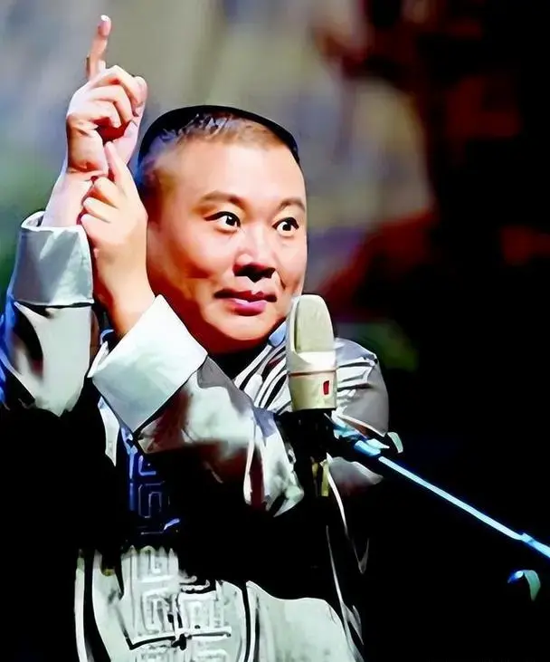 郭德纲逆袭成相声巨头,德云社面临危机,传统艺术如何重生?