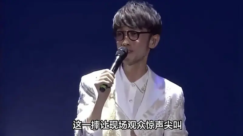 周传雄演唱会摔倒,实力展现敬业精神 在江西南昌的演唱会上,著名歌手