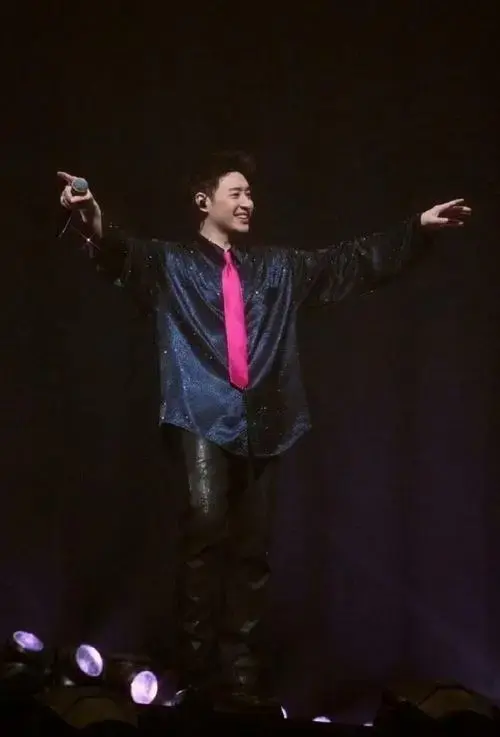 看潘玮柏演唱会屁股很难接触凳子#潘玮柏演唱会现场氛围真的超绝!