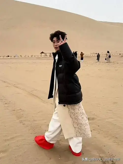 德云社张云雷沙漠拍摄, 定妆照曝光, 深夜发文引热议