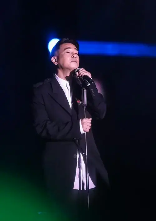 小春哥的全开麦舞台还是很给力的,演唱会即视感🈶️#陈小春唱友情