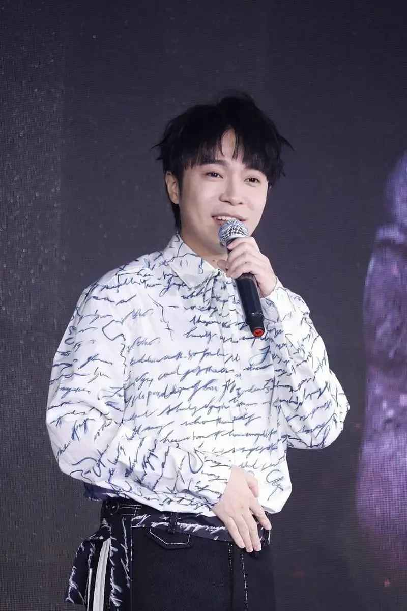3月25日,吴青峰在演唱会上的一幕引发了广泛关注.