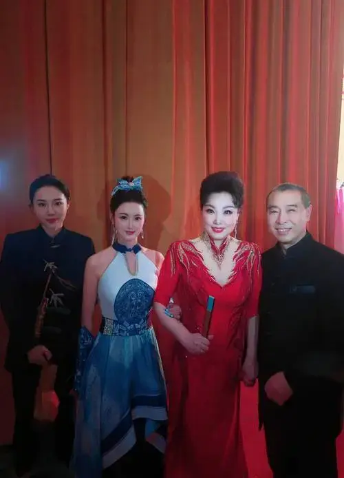 邓超予人民大会堂新春音乐会演绎《新编六口茶》,聆听民族之音与非遗