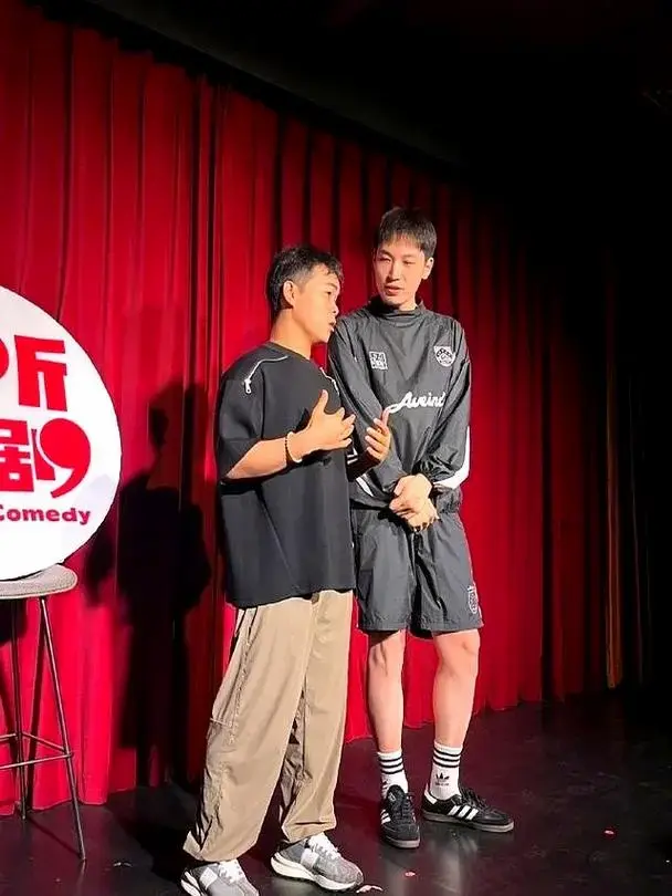 德云社跨界脱口秀,相声演员玩转新舞台,技多不压身收入高?