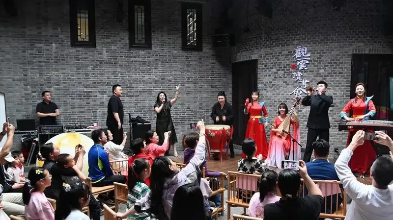 这场音乐会为市民带来了一场传统与潮流碰撞的视听盛宴,让人仿佛置身
