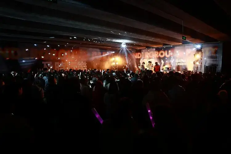 重庆地下车库变身音乐会现场!掀起千人新年狂欢热潮