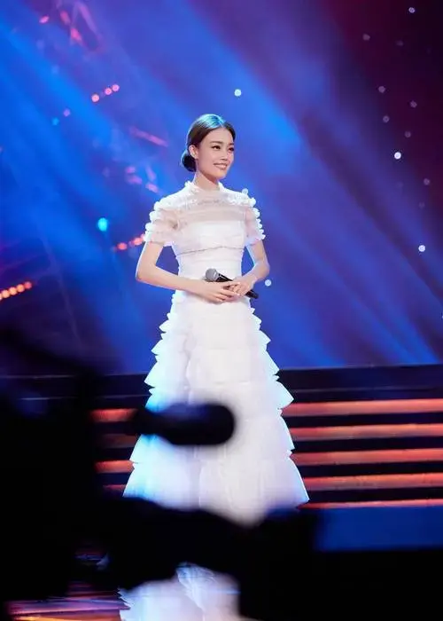 容祖儿出席《电影之歌》音乐会 温情演唱《追寻》致敬经典