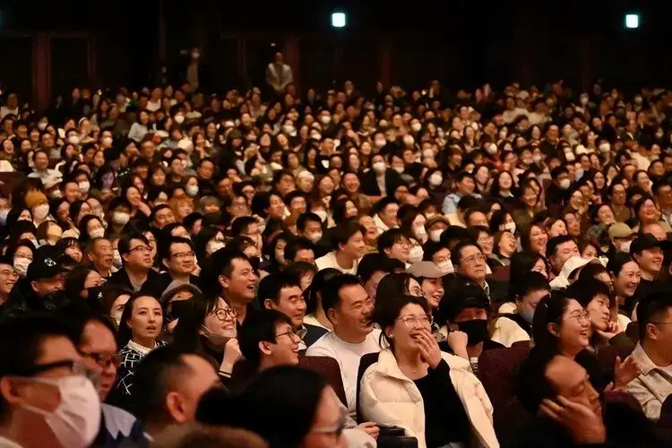 德云社郭德纲日本专场圆满结束,观众席照被晒,网友:老郭赚翻了