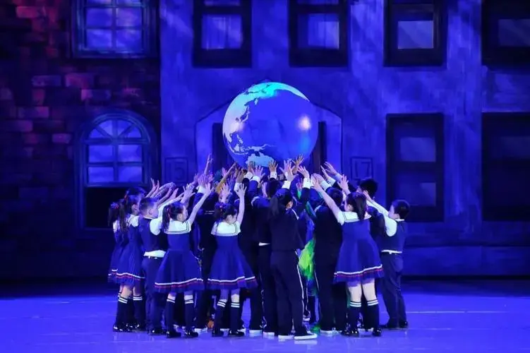 小学生舞台剧演绎环保大主题_教育