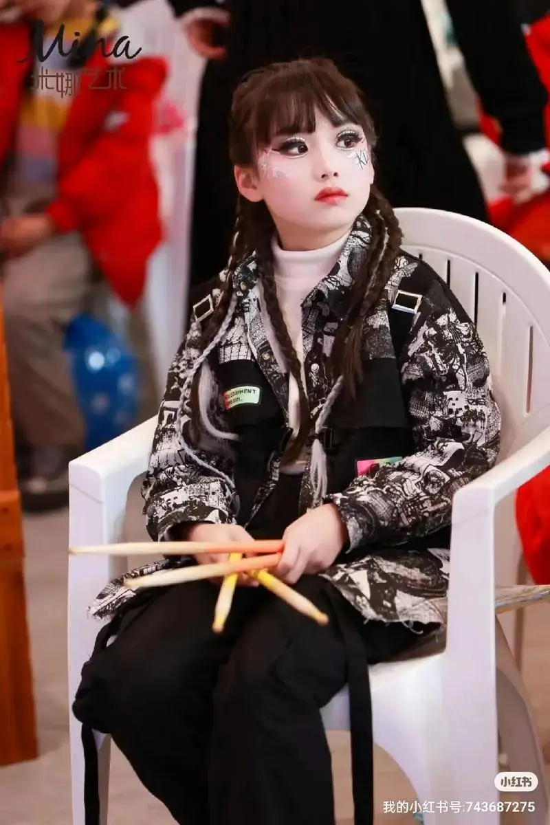 2024第一场#儿童舞台妆 #舞台演出 #小女孩架子鼓 - 抖音