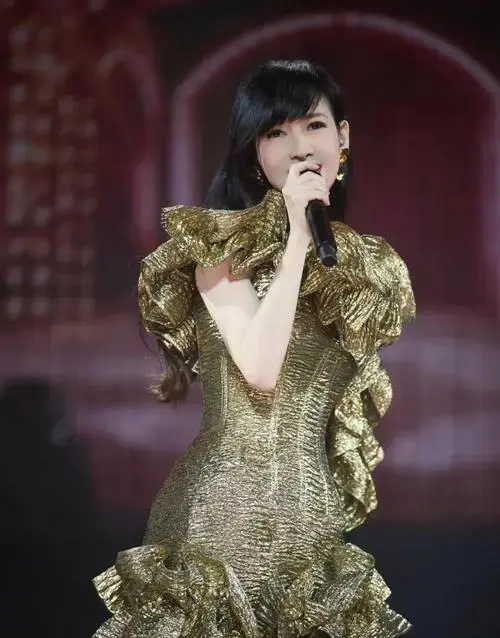 周慧敏演唱会门票滞销,被网友嘲笑过气!