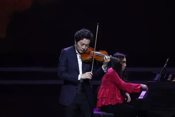 吕思清青岛表演小提琴独奏《中国花鼓》