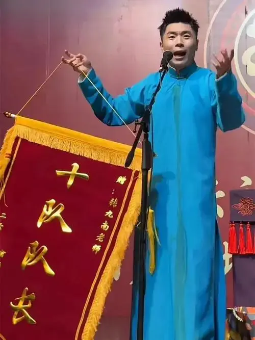德云社一天举办四场专场,演出阵容强大,岳云鹏带万人合唱