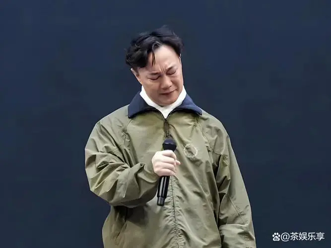 陈奕迅杭州演唱会突发失声,现场哽咽道歉,歌迷们心疼又期待!