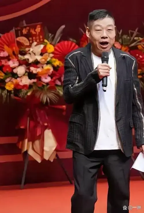 李鹤彪仅比郭德纲小3岁,原本是个厨师.