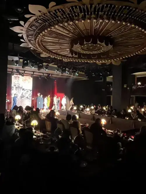 n720度包围,沉浸式体验!《汉口1930》的舞台设计真的太绝了!