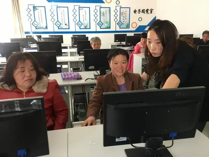 青龙湖成校举办零基础计算机培训班