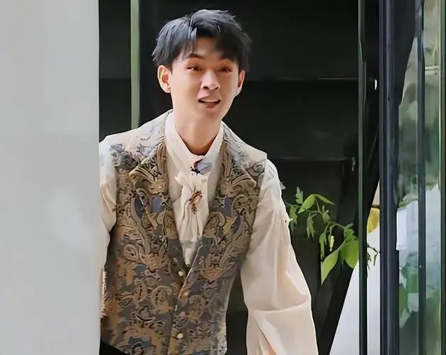 秦霄贤作为一个相声演员,没有实力也没有丰富的表演经验,所以不配拥有