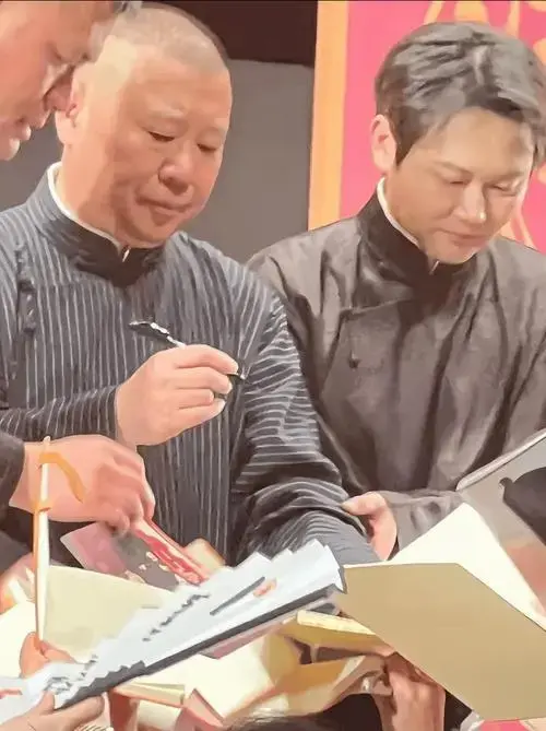郭德纲深知,相声作为一门传统艺术,要想在现代社会中立足,就必须紧跟