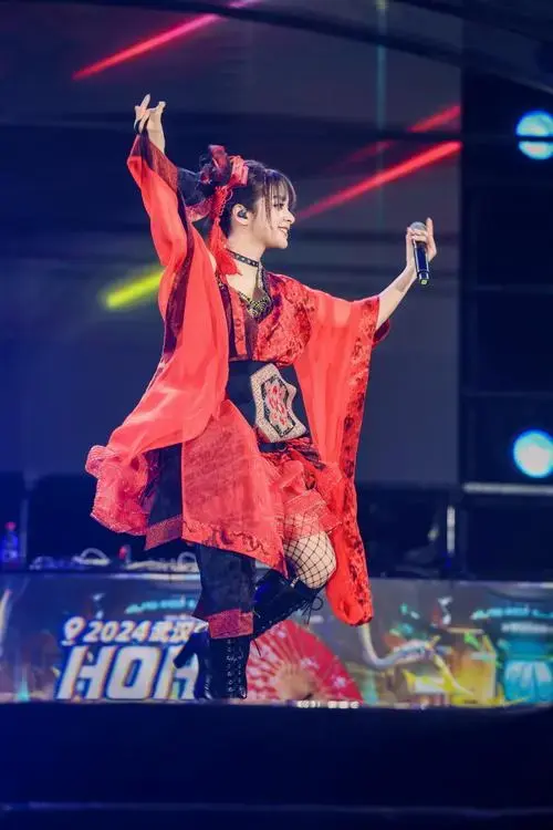 2024武汉欢乐谷hoha音乐节开幕 美依礼芽空降启幕盛夏狂欢
