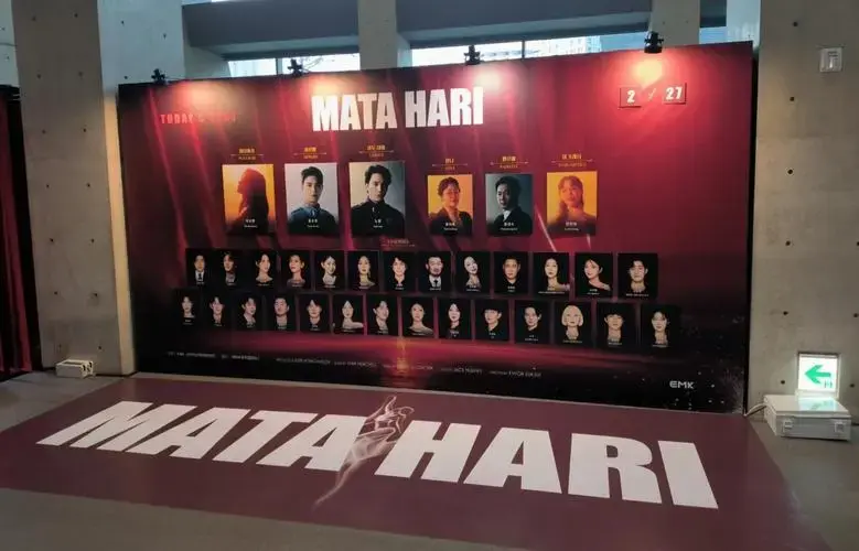 👀
🎶 音乐剧的舞美效果真是震撼人心