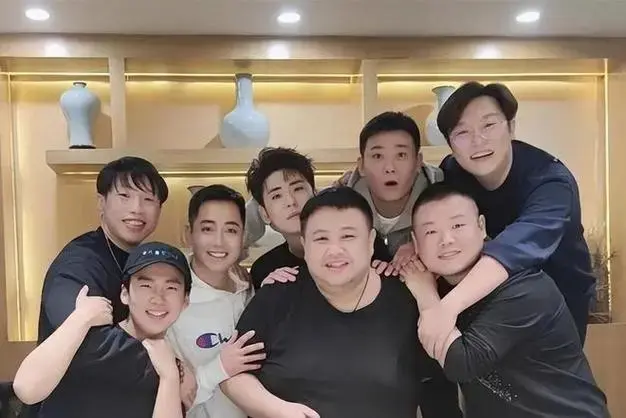 孔云龙与岳云鹏同一天进的德云社.二人在来德云社之前,就是同事.